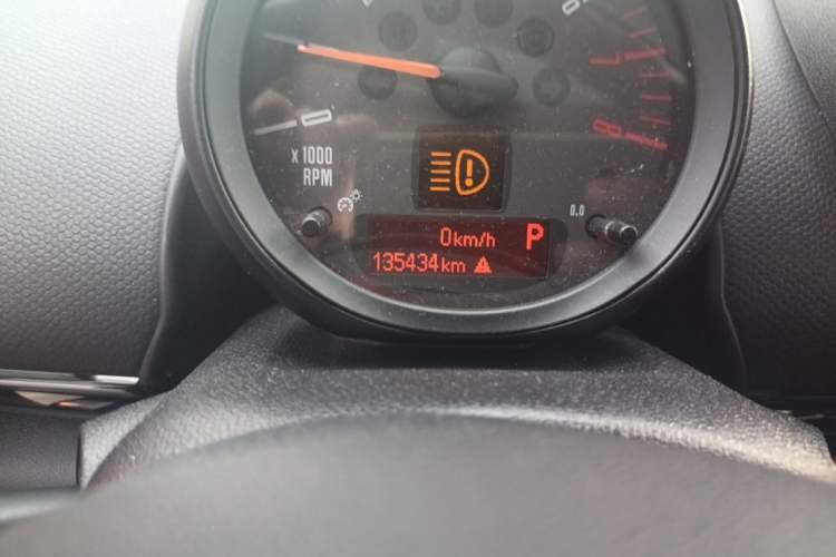 Used MINI Countryman 2014 1.6T COOPER S Odometer Close Up