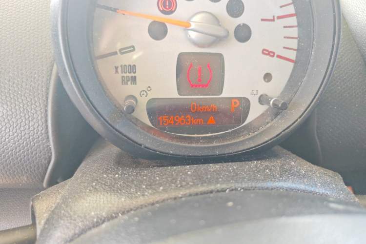Used MINI Countryman 2014 1.6L COOPER Fun Odometer Close Up