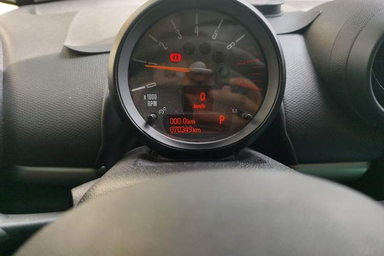 Used MINI Countryman 2014 1.6L COOPER Fun Odometer Close Up