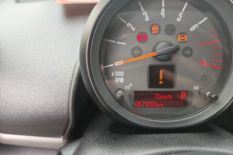 Used MINI Countryman 2014 1.6T COOPER ALL4 Fun Odometer Close Up