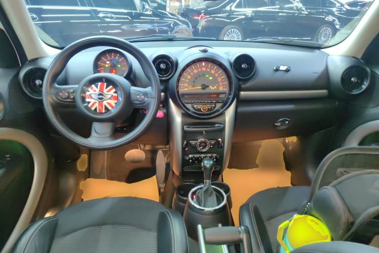 Used MINI Countryman 2014 1.6L COOPER Fun Interior 2