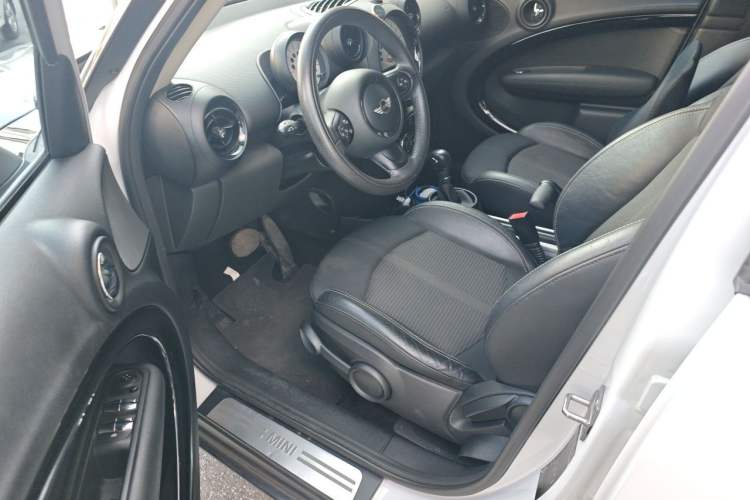 Used MINI Countryman 2014 1.6L COOPER Fun Interior 3