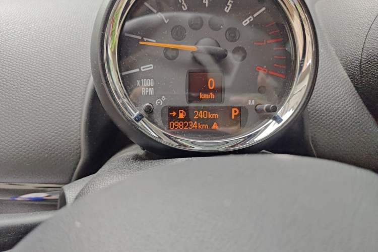 Used MINI Countryman 2014 1.6L COOPER Fun Odometer Close Up