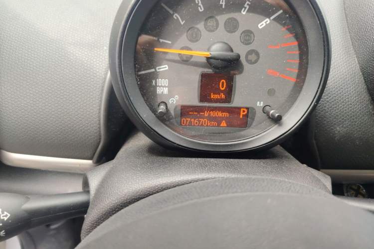 Used MINI Countryman 2014 1.6T COOPER ALL4 Fun Odometer Close Up