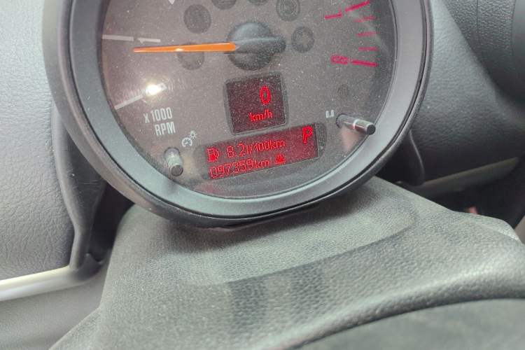 Used MINI Countryman 2014 1.6T COOPER ALL4 Fun Odometer Close Up
