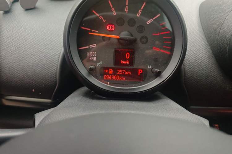 Used MINI Countryman 2014 1.6T COOPER S Odometer Close Up