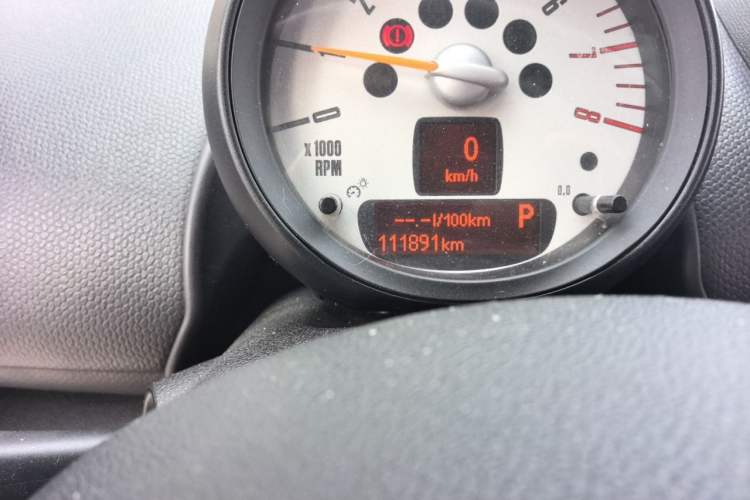Used MINI Countryman 2014 1.6L COOPER Fun Odometer Close Up