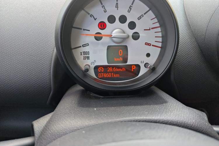 Used MINI Countryman 2014 1.6L COOPER Fun Odometer Close Up