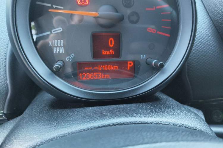 Used MINI Countryman 2014 1.6T COOPER ALL4 Fun Odometer Close Up