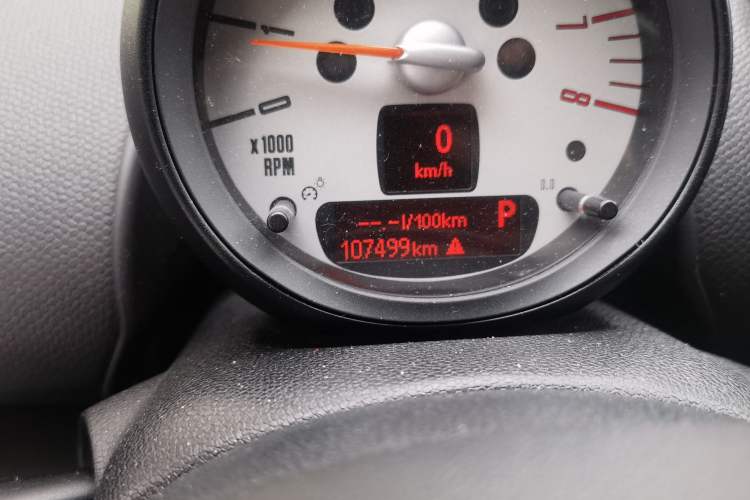Used MINI Countryman 2014 1.6L COOPER Fun Odometer Close Up