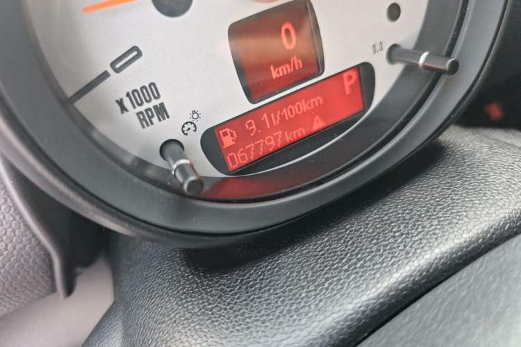 Used MINI Countryman 2014 1.6L COOPER Fun Odometer Close Up