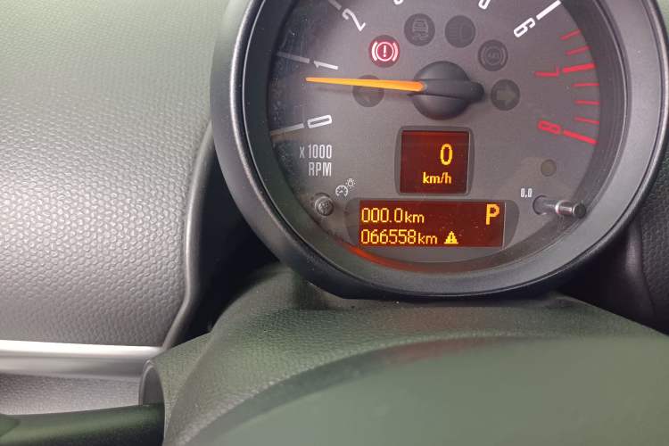 Used MINI Countryman 2014 1.6T COOPER S Odometer Close Up