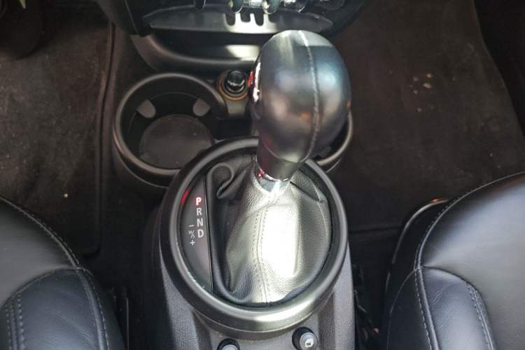 Used MINI Countryman 2015 1.6T COOPER S ALL4 Limited Edition for Tibet Expedition Gear Lever