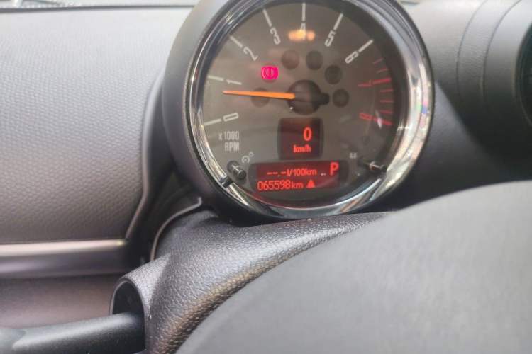 Used MINI Countryman 2015 1.6T COOPER S ALL4 Ultimate Midnight Edition Odometer Close Up