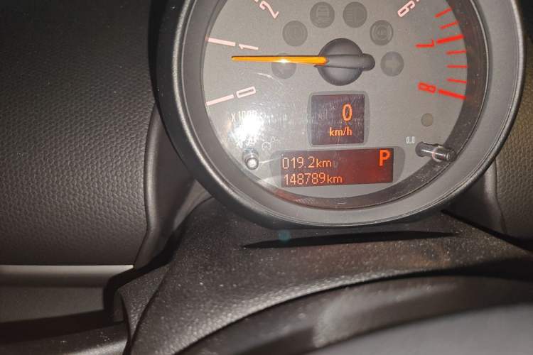 Used MINI Countryman 2016 1.6T COOPER ALL4 Fun Equipment Enthusiast Odometer Close Up