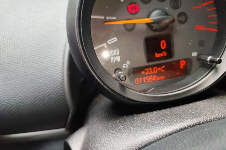 Used MINI Countryman 2016 1.6T COOPER ALL4 Fun Equipment Enthusiast Odometer Close Up