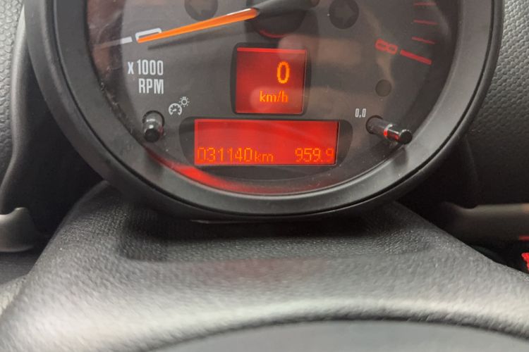 Used MINI Countryman 2016 1.6T COOPER ALL4 Fun Equipment Enthusiast Odometer Close Up