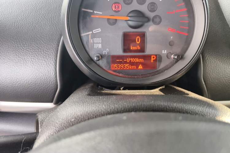 Used MINI Countryman 2016 1.6T COOPER ALL4 Fun Equipment Enthusiast Odometer Close Up