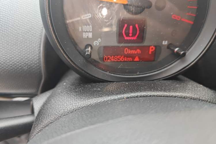 Used MINI Countryman 2016 1.6T COOPER ALL4 Fun Equipment Enthusiast Odometer Close Up