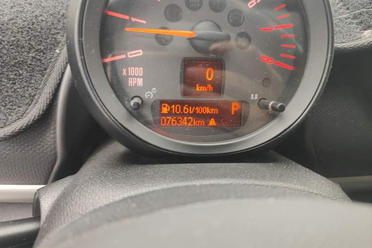 Used MINI Countryman 2016 1.6T COOPER ALL4 Fun Equipment Enthusiast Odometer Close Up