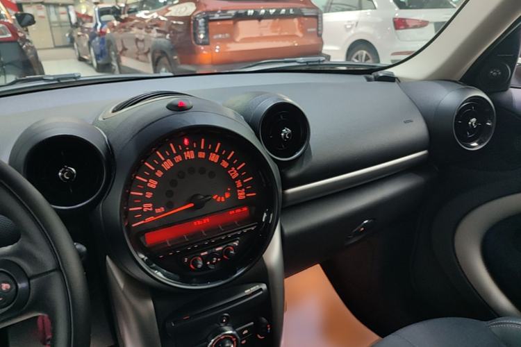 Used MINI Countryman 2016 1.6T COOPER ALL4 Fun Equipment Enthusiast Center Console