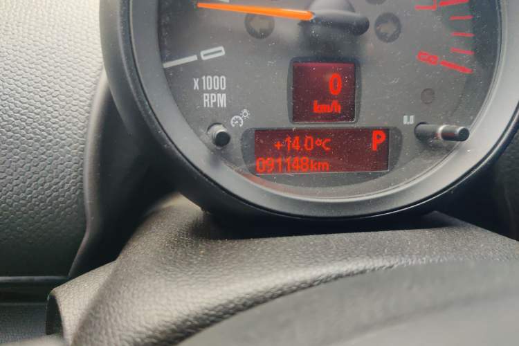 Used MINI Countryman 2016 1.6T COOPER ALL4 Fun Equipment Enthusiast Odometer Close Up