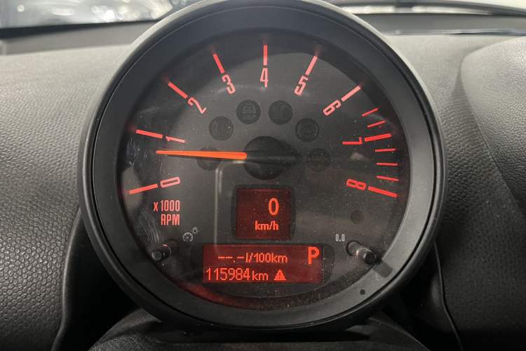Used MINI Countryman 2016 1.6T COOPER ALL4 Fun Equipment Enthusiast Odometer Close Up