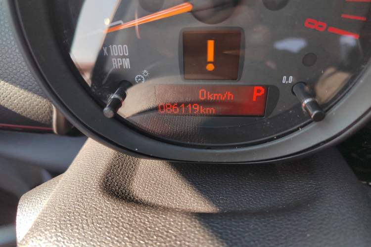Used MINI Countryman 2016 1.6T COOPER ALL4 Fun Equipment Enthusiast Odometer Close Up