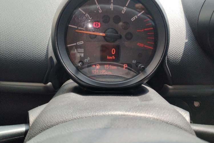 Used MINI Countryman 2016 1.6T COOPER ALL4 Fun Equipment Enthusiast Odometer Close Up