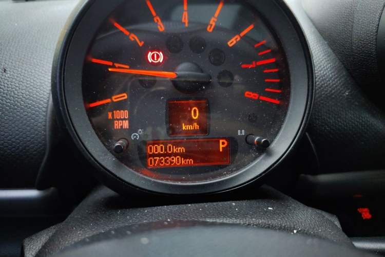 Used MINI Countryman 2016 1.6T COOPER ALL4 Fun Equipment Enthusiast Odometer Close Up