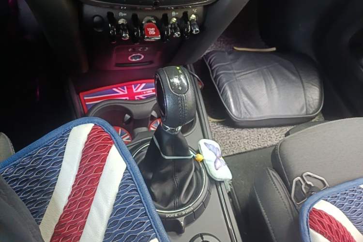 Used MINI Countryman 2017 1.5T COOPER ALL4 Explorer Gear Lever
