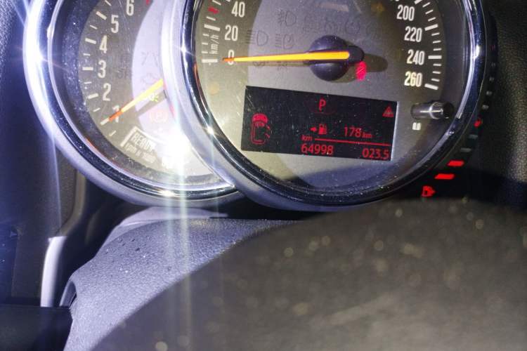 Used MINI Countryman 2017 1.5T COOPER ALL4 Odometer Close Up