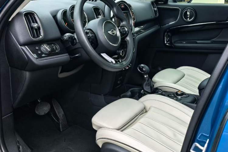 Used MINI Countryman 2017 2.0T COOPER S ALL4 Traveler Interior 4