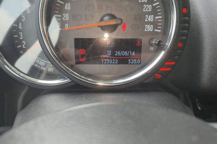 Used MINI Countryman 2017 1.5T COOPER ALL4 Odometer Close Up