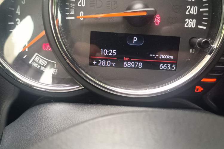 Used MINI Countryman 2017 1.5T COOPER ALL4 Odometer Close Up