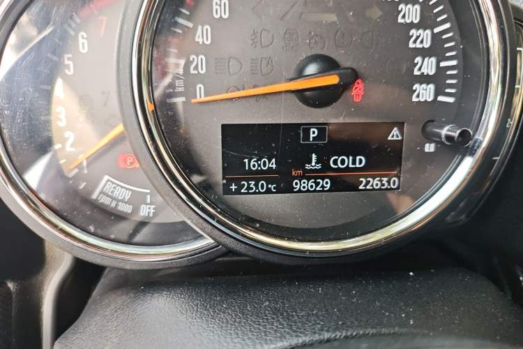 Used MINI Countryman 2017 1.5T COOPER ALL4 Traveler Odometer Close Up