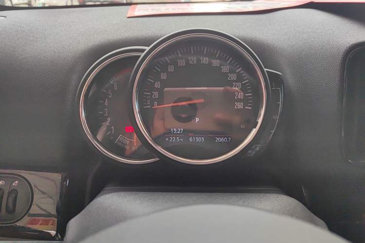 Used MINI Countryman 2017 1.5T COOPER Odometer Close Up