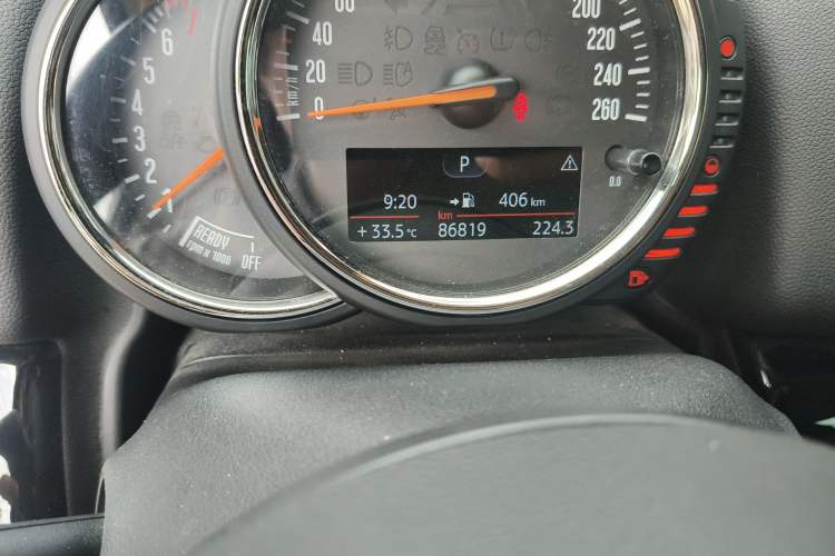 Used MINI Countryman 2017 1.5T COOPER ALL4 Odometer Close Up