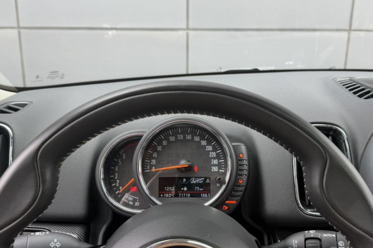 Used MINI Countryman 2017 2.0T COOPER S ALL4 Traveler Odometer Close Up