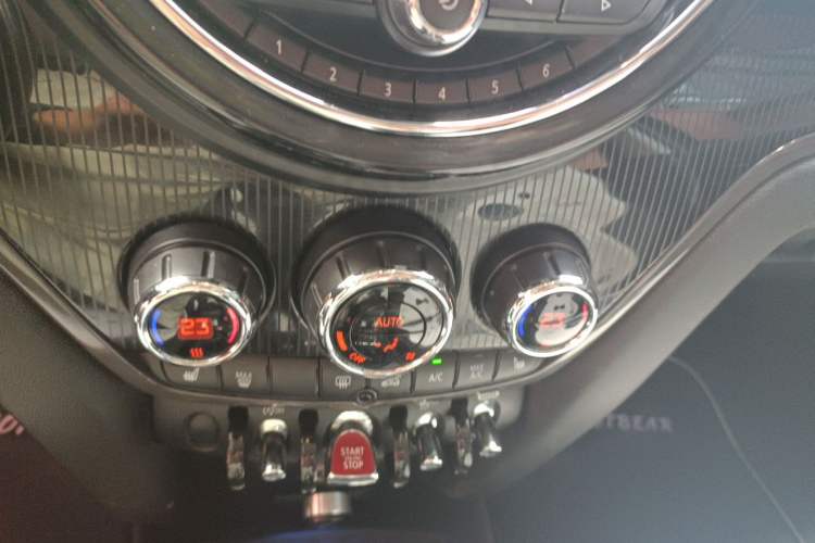 Used MINI Countryman 2017 1.5T COOPER ALL4 Traveler Audio And AC Panel