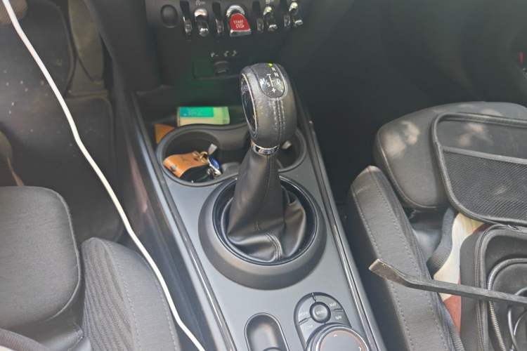 Used MINI Countryman 2017 1.5T COOPER ALL4 Very Holiday Edition British Green Gear Lever