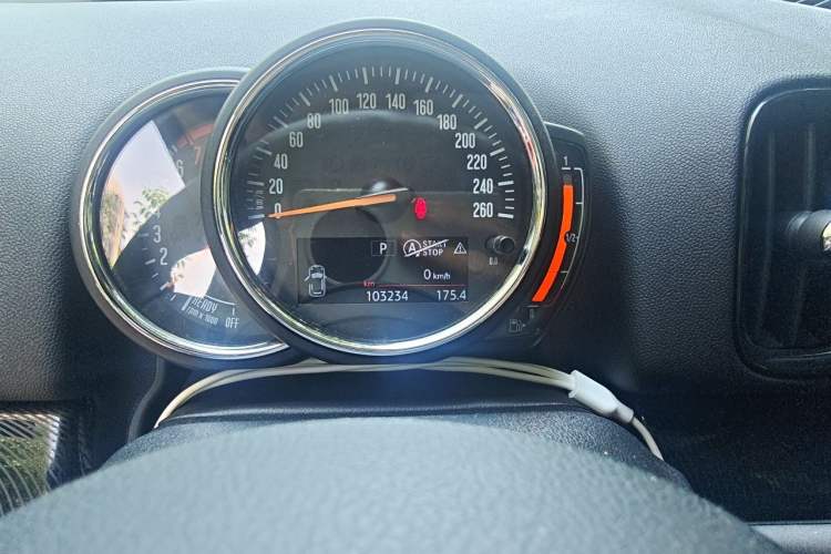 Used MINI Countryman 2017 1.5T COOPER ALL4 Very Holiday Edition British Green Odometer Close Up