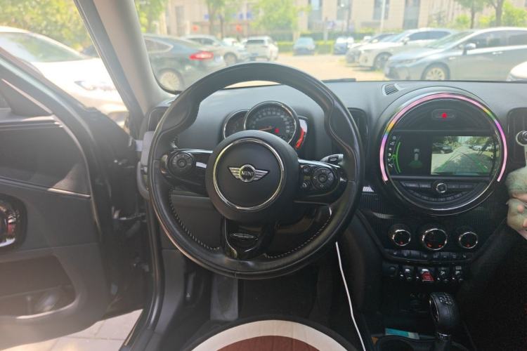 Used MINI Countryman 2017 1.5T COOPER ALL4 Very Holiday Edition British Green Steering Wheel