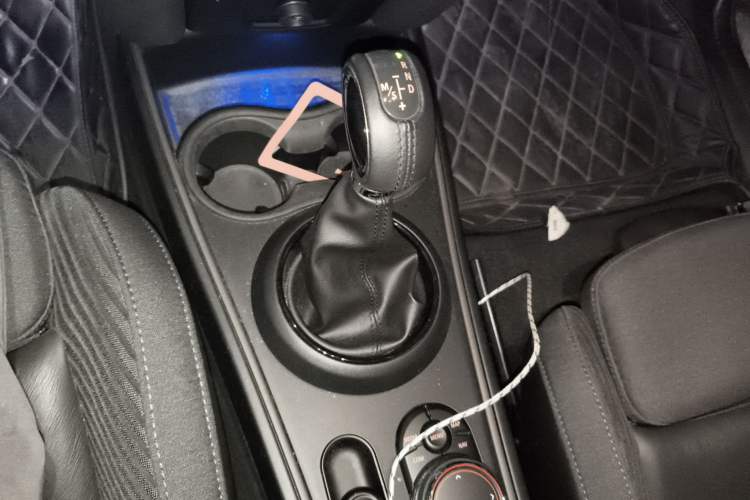 Used MINI Countryman 2017 1.5T COOPER ALL4 Very Holiday Edition Chili Red Gear Lever