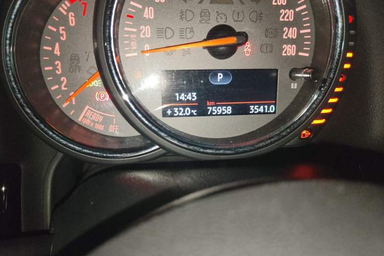 Used MINI Countryman 2017 1.5T COOPER Odometer Close Up