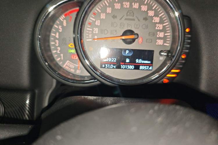 Used MINI Countryman 2017 2.0T COOPER S ALL4 Traveler Odometer Close Up
