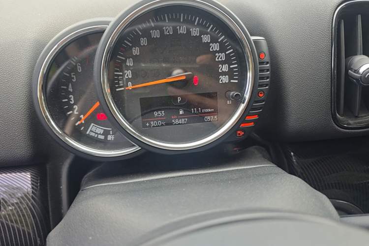 Used MINI Countryman 2017 1.5T COOPER ALL4 Explorer Odometer Close Up