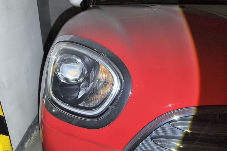 Used MINI Countryman 2017 1.5T COOPER ALL4 Very Holiday Edition Chili Red Right Front Headlight