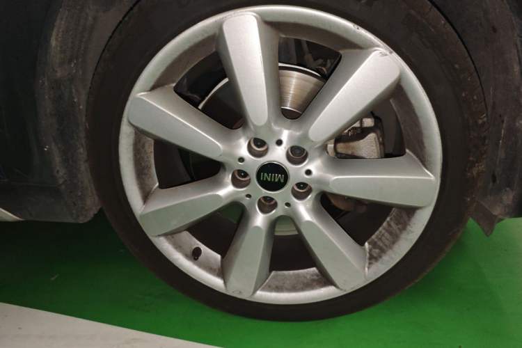 Used MINI Countryman 2017 2.0T COOPER S ALL4 Traveler Right Front Wheel Hub