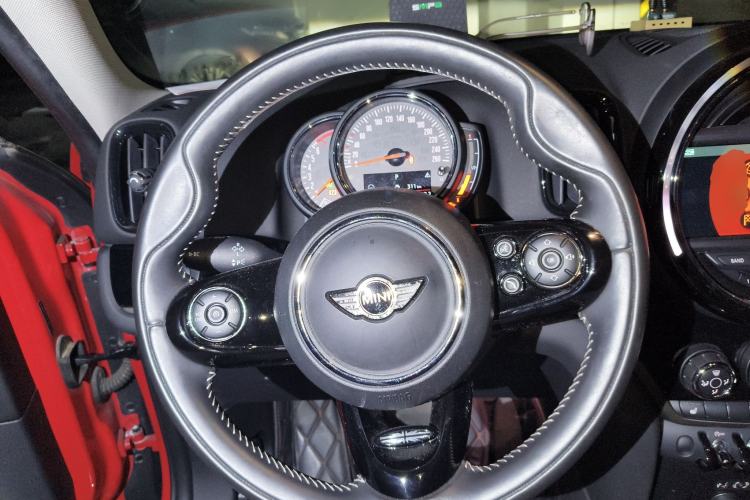 Used MINI Countryman 2017 1.5T COOPER ALL4 Very Holiday Edition Chili Red Steering Wheel